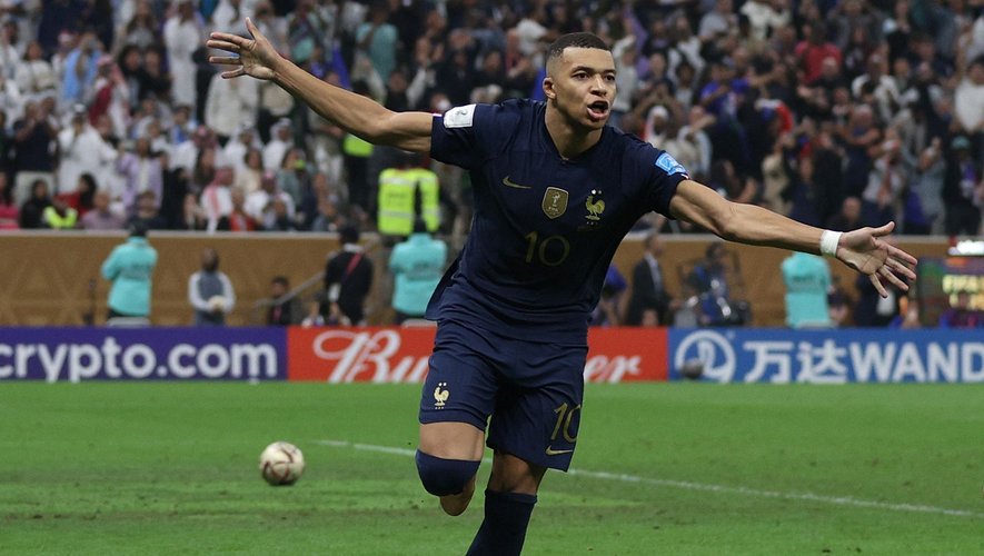 Kylian Mbappé marque un triplé en finale de coupe du monde.